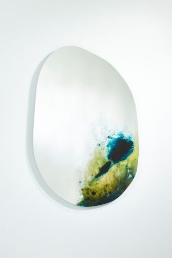 Comète RB irregular wall mirror, showing irregular-shaped wall mirror, measuring 85 x 130 cm.