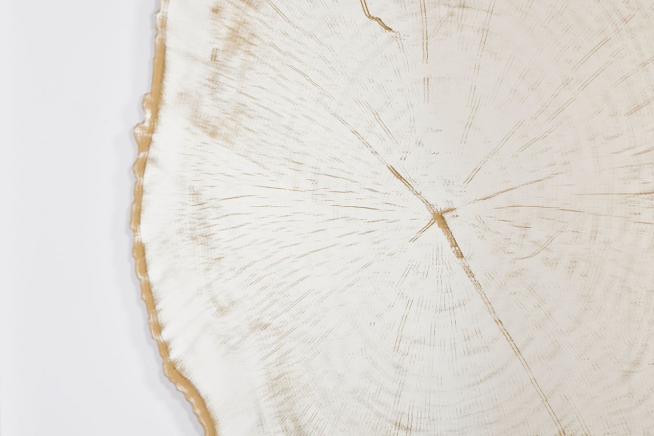 Close-up of Arbo Gold M, showing irregular wall mirror on the irregular wall mirror.